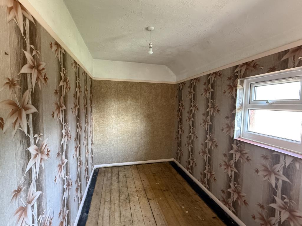 Lot: 127 - ATTRACTIVE SEMI-DETACHED HOUSE IN NEED OF IMPROVEMENT WITH POTENTIAL FOR EXTENSION - Bedroom 3 of semi in need of improvement